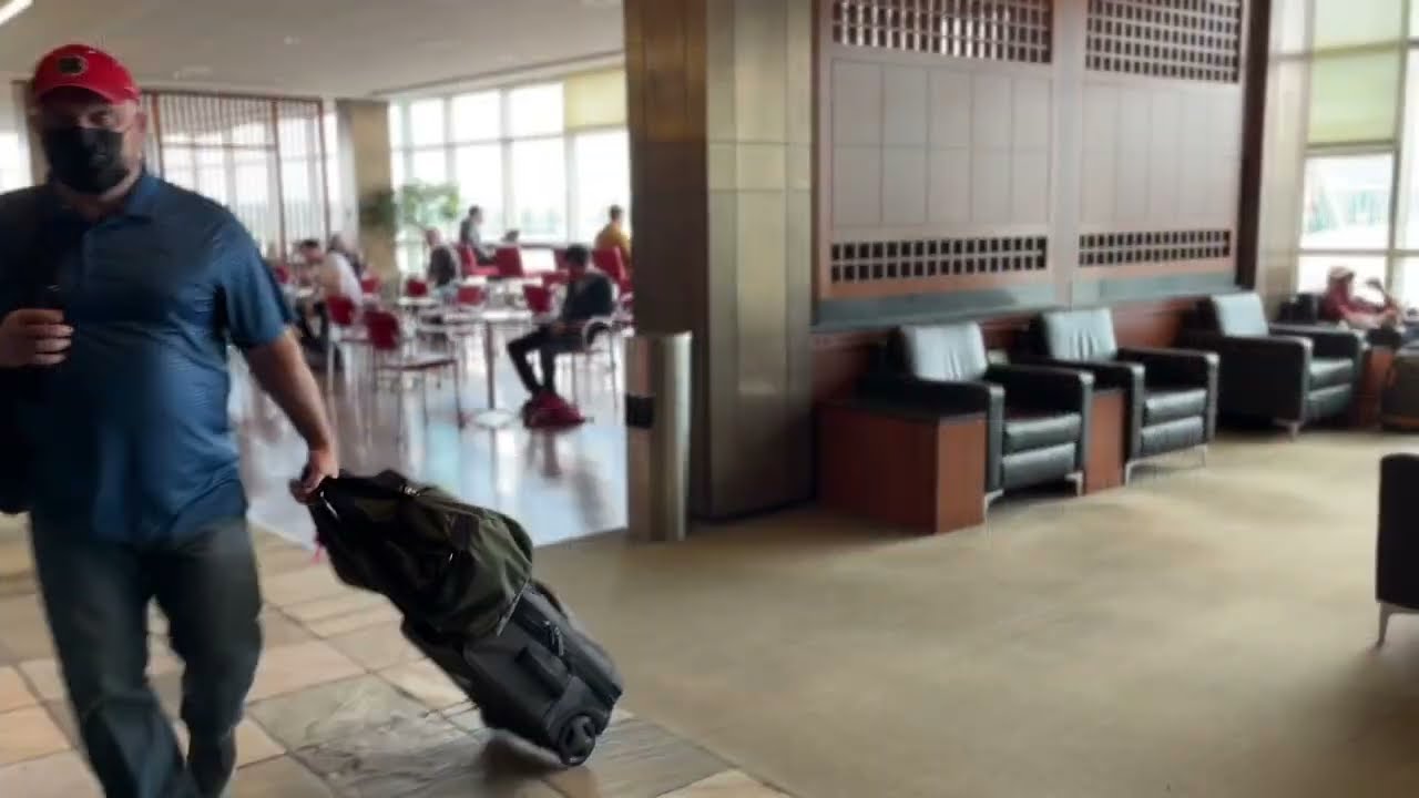 Air Canada Maple Leaf Lounge thumbnail