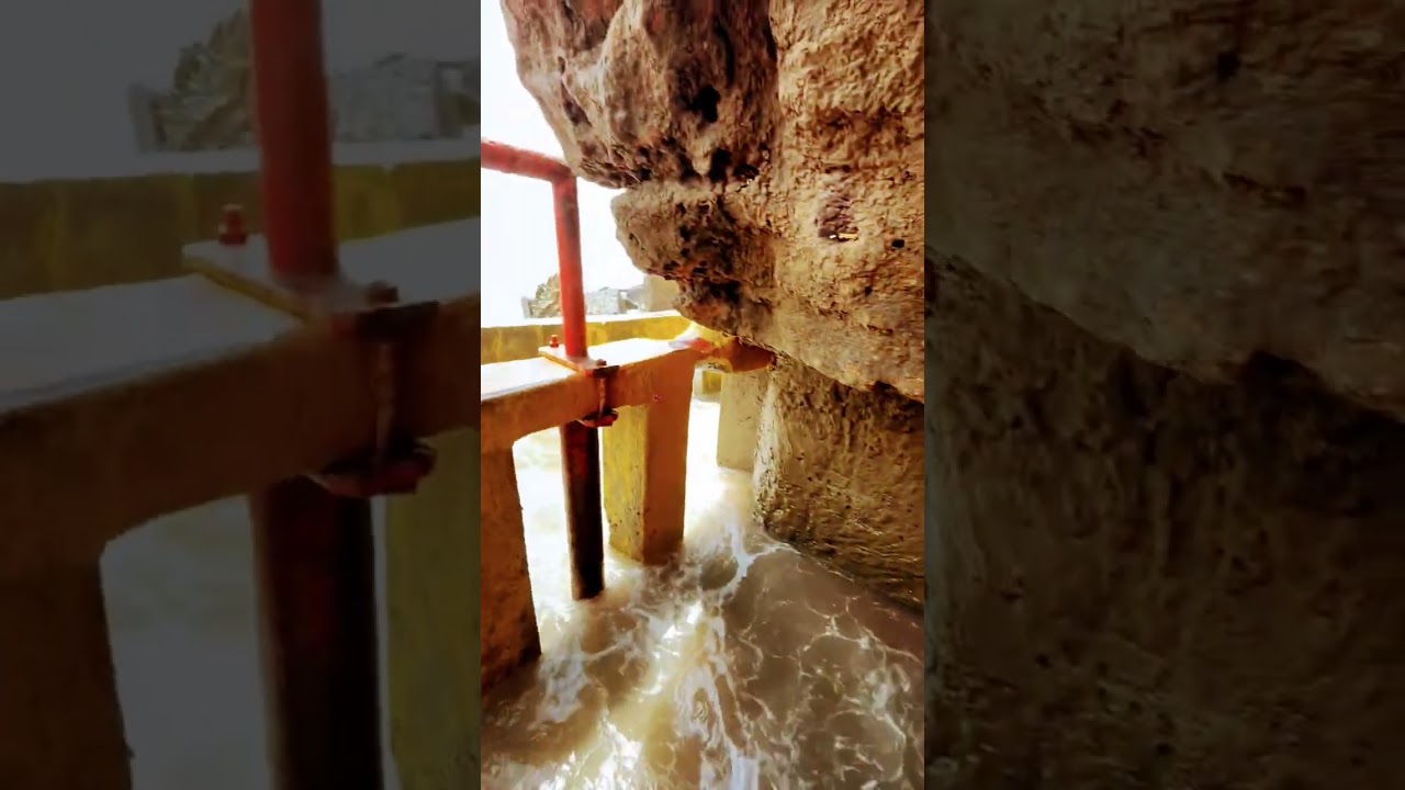 समुद्र के बीच महादेव के अद्भुत दर्शन 🔱🌊 शिवलिंग पर चढ़ता समुद्र का जल 🙏 #shorts