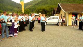 preview picture of video 'Pommern  und ihre Königin im gelben Kleid bei 0.15  feiern die Tradition in Pomerode  ,  Brasilien'