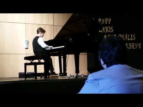 Dávidka először zongoraversenyen