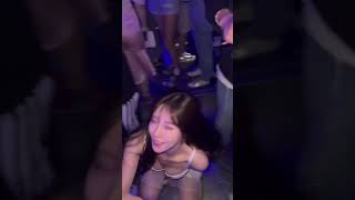 クラブでダンスしている美女は魅力的！