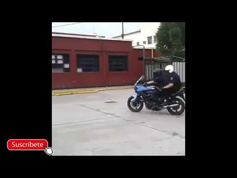 impresionante acrobacia en motocicleta imposible