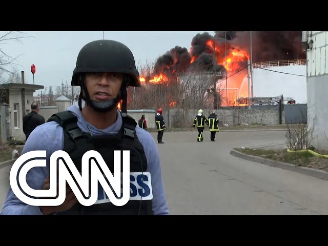 Equipe da CNN ouve explosões e registra incêndio em Lviv, na Ucrânia | CNN SÁBADO
