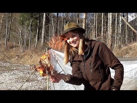 Team Feuer bohren und -schlagen mit Vanessa von Outdoor Bavaria