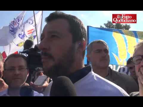 Rom, Salvini visita campo e firma ruspe giocattolo. "Resuscito Hitler? Li querelo"