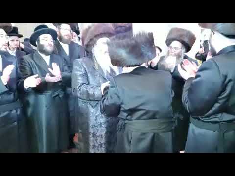 כק האדמורים מקרעטשניף וזידיטשוב באר שבע בחתונת בן הנגיד מו"ה דוד משה וויזיל(1)