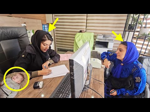 Verrückter Ehemann. Bedroht eine junge Frau.