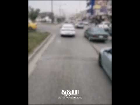 شاهد بالفيديو.. سيارة مدنية تضايق وتقطع الطريق أمام سيارة للدفاع المدني أثناء ذهابها لإخماد حريق في مدينة الموصل