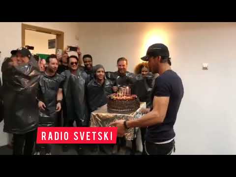 BAHATO PONASANJE PEVACA! Enrike Iglesijas gadjao tortom prisutne