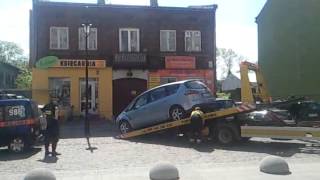 preview picture of video 'Żyrardów - Straż Miejska wywozi samochody z deptaka na ul Okrzei - 14.05.2013'