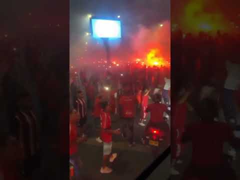 "LA MEJOR HINCHADA DEL PAÍS " Barra: Baron Rojo Sur • Club: América de Cáli • País: Colombia