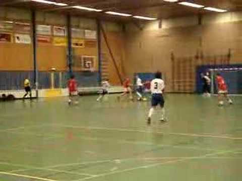 Ziadin Shala (4) scoort 1-0 voor FC Gonemo/Redox