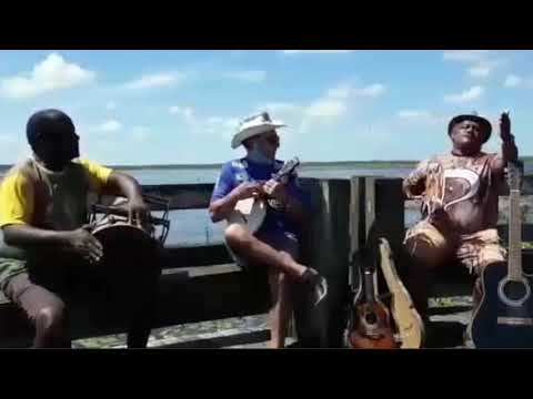 Doegnes Soares canta a toada "Bela mocidade".