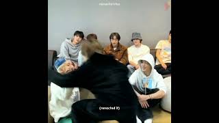 Download lagu Haechan trying to intercept the kiss and Doyoung's shocked face 😭 #nct #markhyuck #shorts mp3