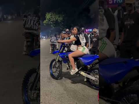 De mujeres bellas y hermosas es que está lleno este mundo 🌍😍#eeuu #viral #shortvideo #motos #yz125