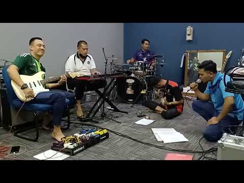 Layu Di Hujung Mekar (cover) by Acoy & D'Mach Band