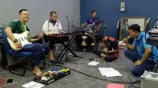 Download lagu Layu Di Hujung Mekar (cover) by Acoy & D'Mach Band mp3 Download lagu Layu Di Hujung Mekar (cover) by Acoy & D'Mach Band mp3