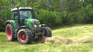 preview picture of video 'Fendt 415 Vario TMS baling with Claas 375 RC Rollant baler'