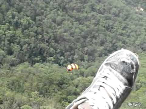 Homem usa balanço gigante como base para salto de paraquedas