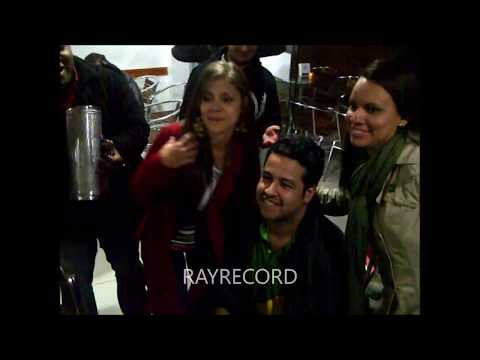 MARTIN ELIAS ES SORPRENDIDO POR FANS Y CONJUNTO VALLENATO EN RESTAURANTE