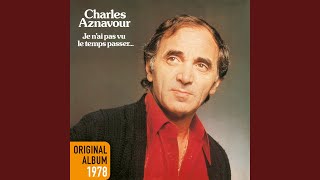 Musik-Video-Miniaturansicht zu Dans Ta Chambre Il Y A Songtext von Charles Aznavour