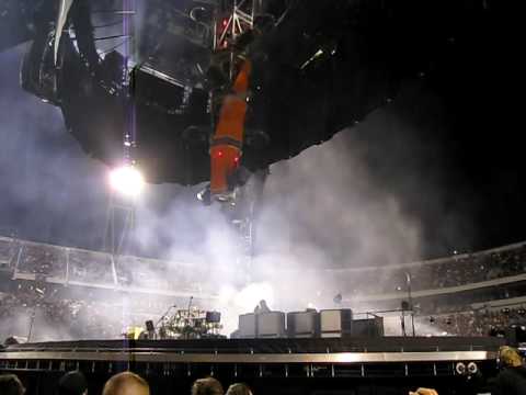 U2 Charlottesville - Pre-show music(Bowie's Space Oddity) band entrance and Breathe