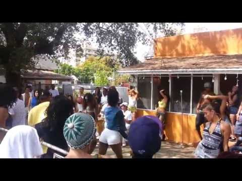 On set of VERONICA VEGA new video and these girls was dancing there AS* off