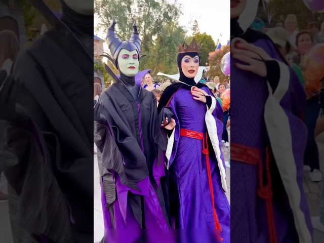 Vídeo relacionado con Los villanos de Disney se sienten bien siendo malos paneles Sudadera con Capucha