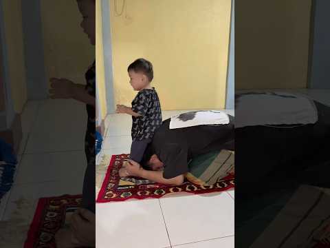 Nyusulin bapak nye sholat di Musollah 😂
