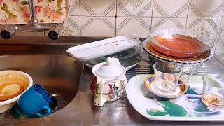 Dishwashing - from a messy pile to a sparkling shine, with the soothing sound of running water