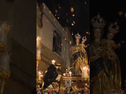 La Virgen del Rosario de San Agustín por la calle Moriscos. Suena "Siempre la Esperanza" #procesión