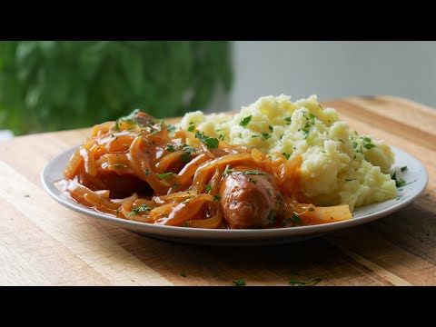 Bratwurst mit Zwiebelsauce (Rezept) || Bratwurst Sausages with Onion Gravy (Recipe) || [ENG SUBS]