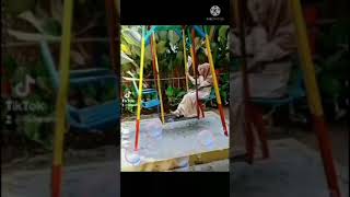 Download lagu Cewek cantik main ayunan mp3 Download lagu Cewek cantik main ayunan mp3