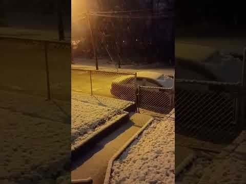 SNOWING IN MEMPHIS TENNESSEE 😑.