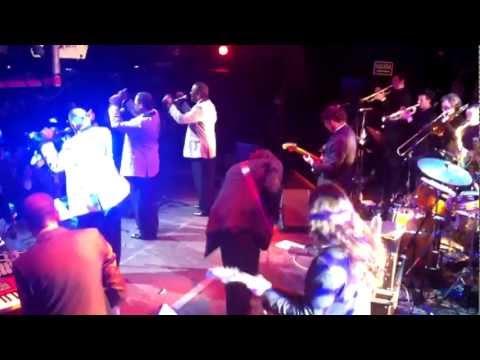 THE IMPRESSIONS FEAT. THE PEPPER POTS - WE'RE A WINNER - JOY ESLAVA, MADRID (HD)