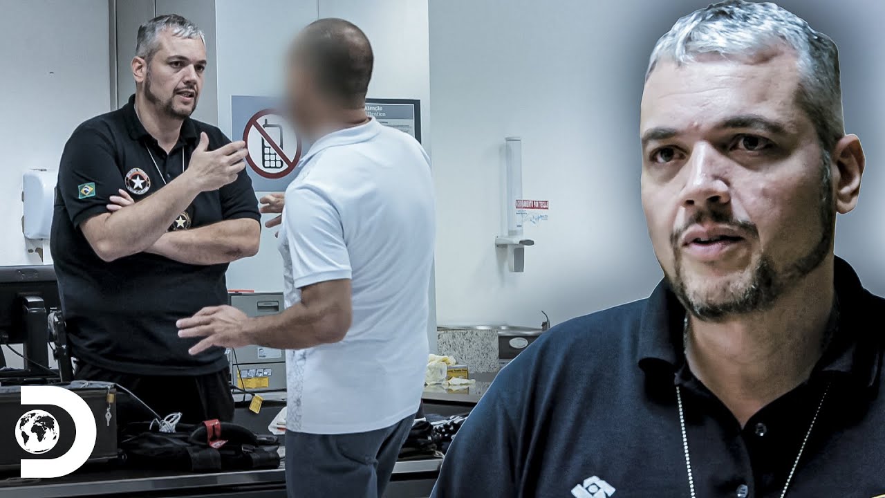 Policial questiona passageiro com dinheiro escondido | Aeroporto - Área Restrita | Discovery Brasil
