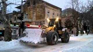 preview picture of video 'Omiš - Caterpillar čisti snijeg 04.02.2012.'