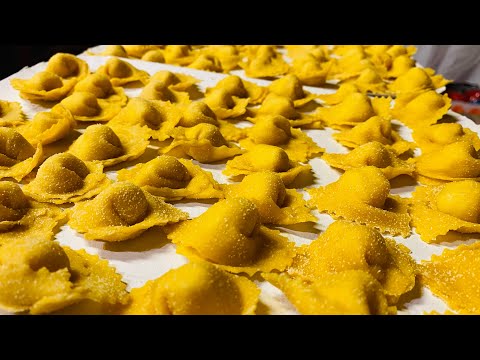 Pasta fresca fatta in casa.pasta all’uovo.Cappelletti romagnoli