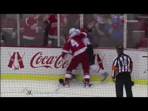 Jamie Benn vs Jakub Kindl Nov 12, 2011