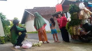 Download lagu efek musim hujan oranya pada kelon apa ya . mp3