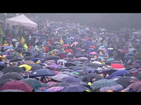 شاهد.. عشرات الآلاف يجتمعون لرؤية البابا فرانسيس رغم الطقس السيء…
