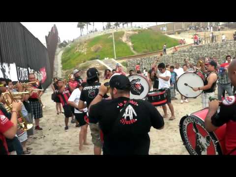 "Masakr3, Ensayo Playas de Tijuana (Aguanta Corazón)" Barra: La Masakr3 &bull; Club: Tijuana &bull; País: México