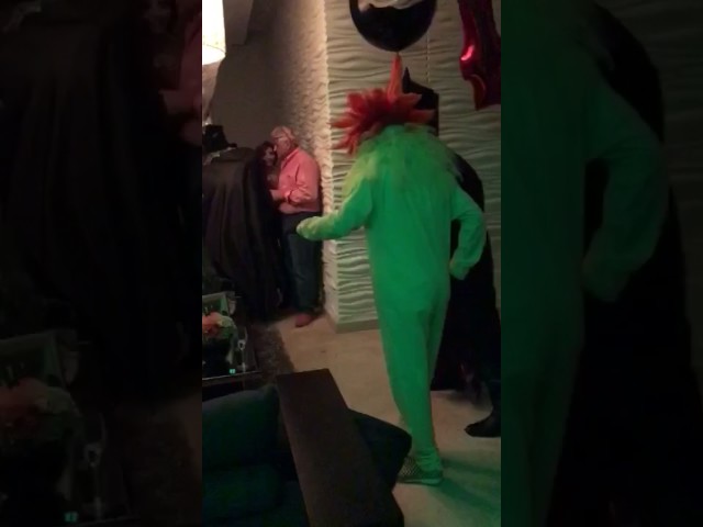 Vídeo relacionado con Funidelia | Disfraz de Pato Lucas Looney Tunes para hombre y mujer Daffy Duck - Disfraz para adultos y divertidos accesorios para Fiestas, Carnaval y Halloween - Talla S - M - Negro