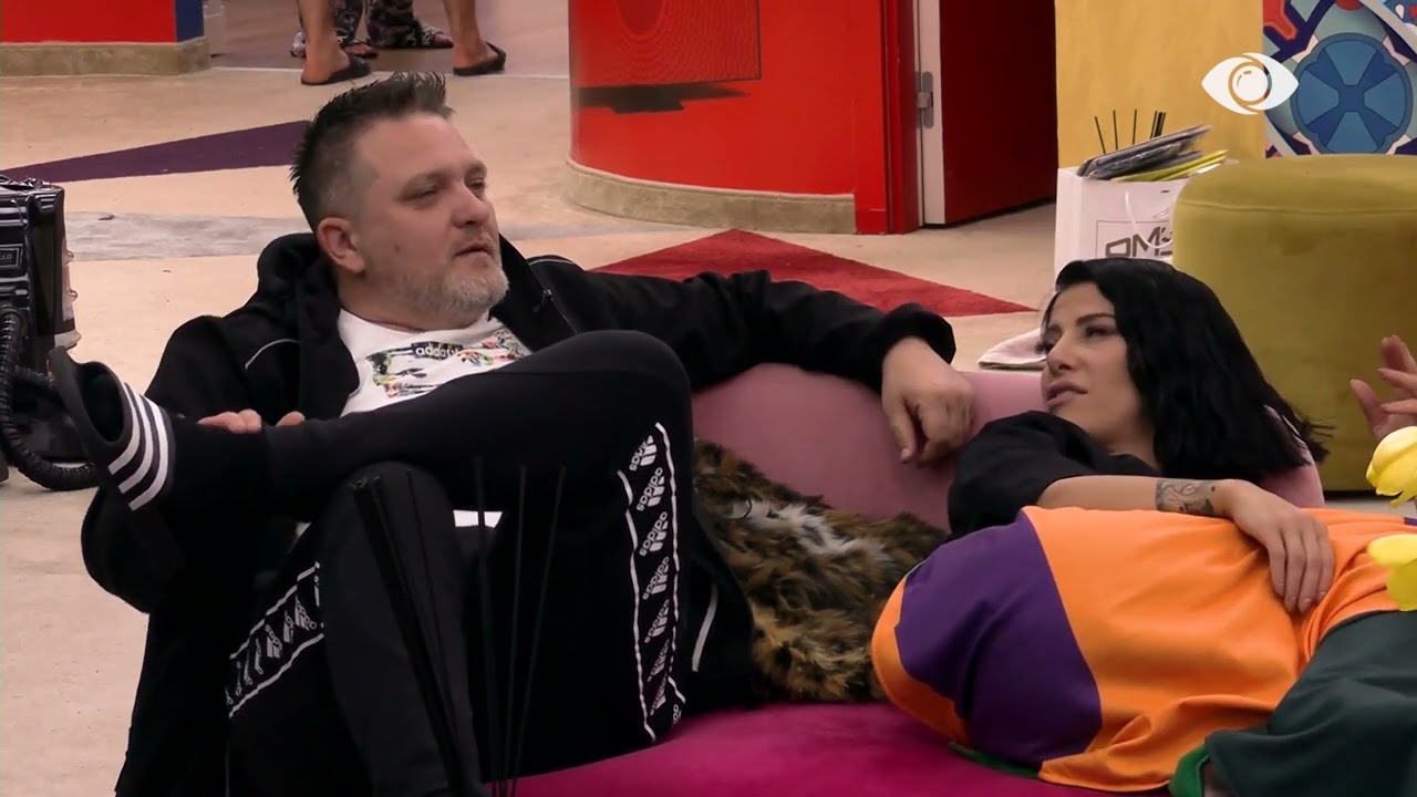 Juli ‘përplaset’ me Ilnisën: Dëgjoje mamin, m'i lërë mua poezitë drejtoresha e ujërave të zeza…