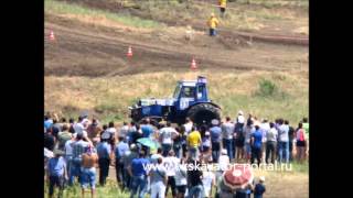 preview picture of video 'Парные гонки на тракторах 2013 - Бизон-Трек-Шоу'