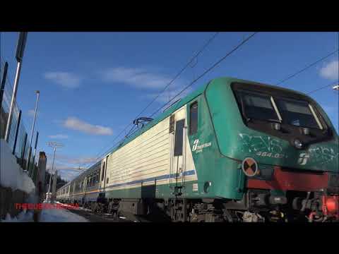 TRENO REGIONALE IN ARRIVO NELLA STAZIONE DI ROBILANTE. (CN) SAB.  12 - 12 - 2020.