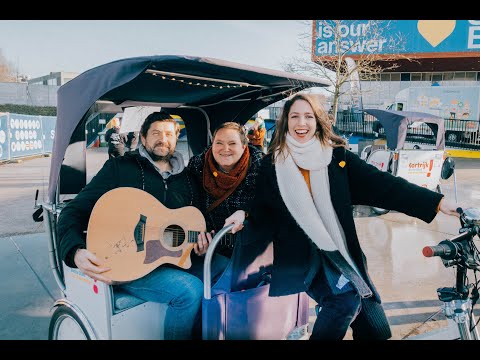 Tom Helsen verrast Mieke in een riksja