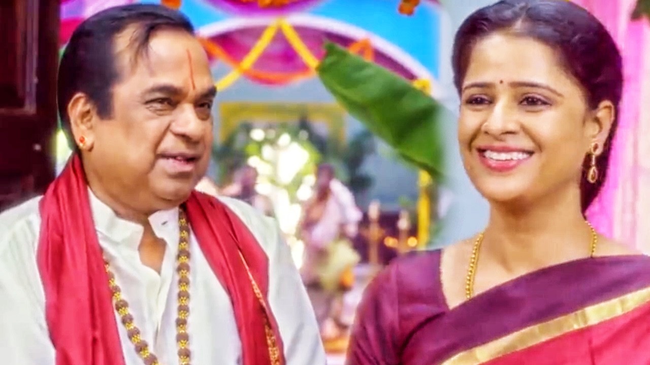 प्रशाद लेने के बहाने Brahmanandam एक लड़की पर लाइन मार रहा है