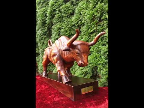 Rzeźba byka wykonana w drewnie