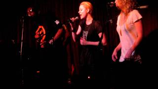 Evan Rachel Wood & Martin Luther Perform "Sweet Dreams"